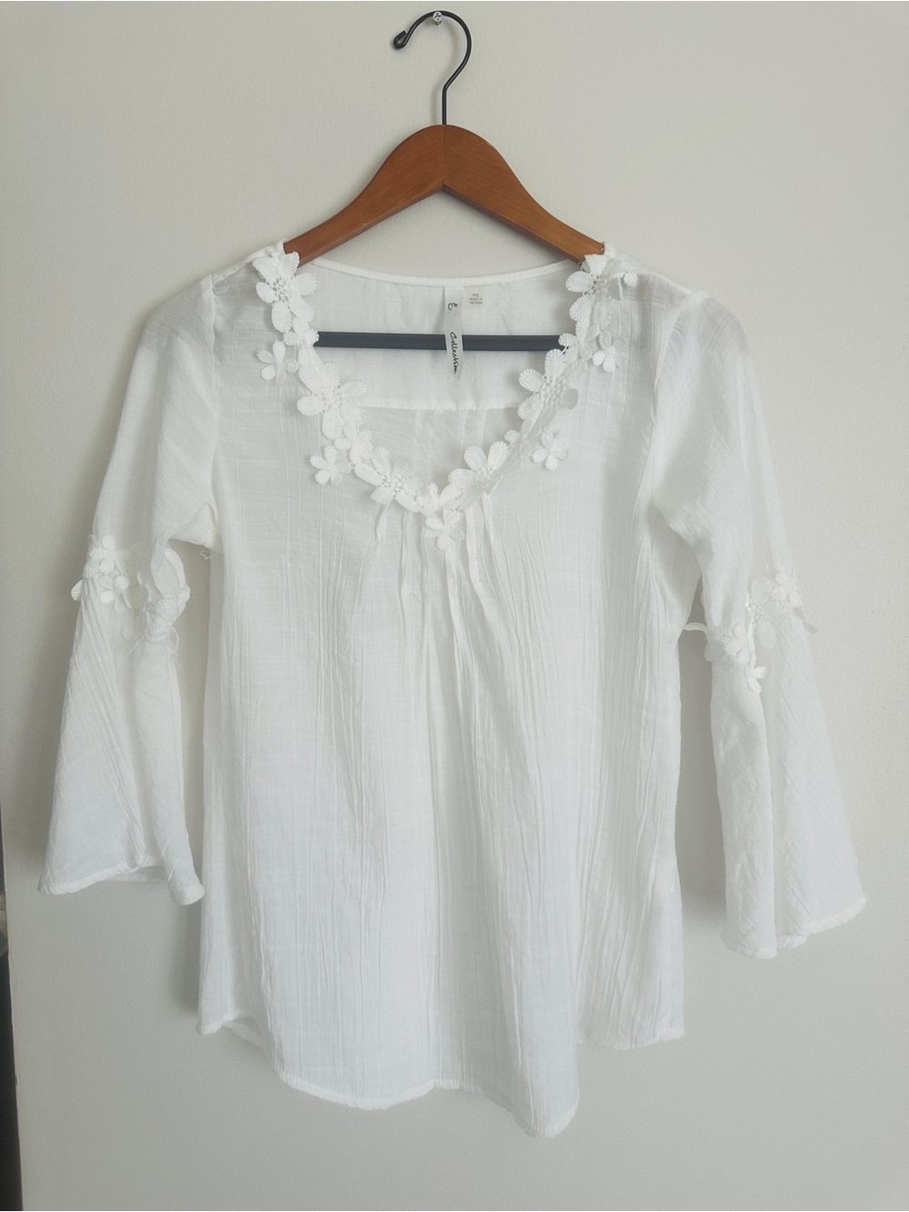 SD Collection White Floral-Appliqué V-Neck Tunic